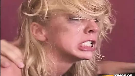 Edepsiz sürtük iki adam ve çift uçlu bir dildodan sert çifte sikiliyor