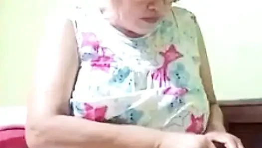 Biraz konuşuruz, sonra şehvetimizi serbest bıraktırmak için video seks yaparız