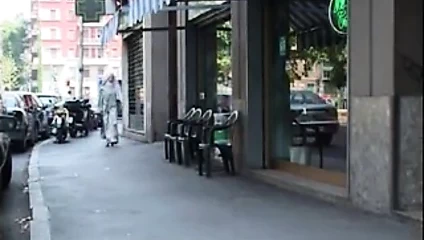 Sıcak sürtük büyük bir horoz üzerinde oturur ve hızlı ve derin sürmek