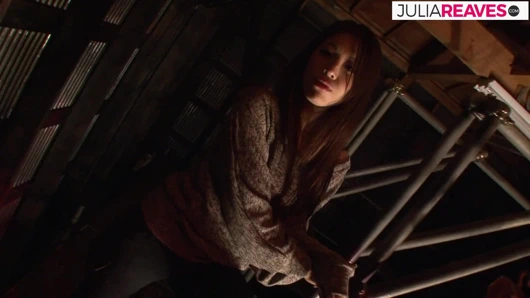 Kız parmakla sikiliyor sonra sert sikiş için pantolon yırtılıyor