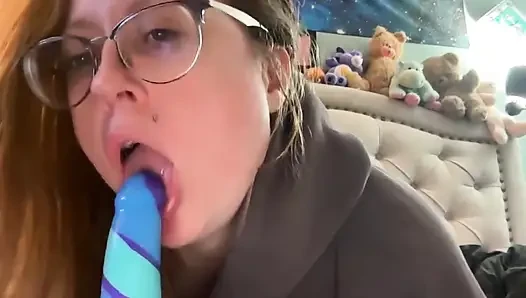 Dildoyla oral seks becerilerimi geliştiriyorum