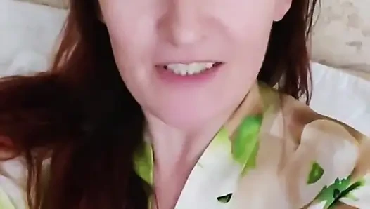 Ziyarete geliyorum ve sabah olmuşken herkes uyurken klitorisimi ovuşturmaya karar verdim