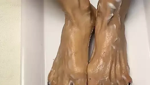 Melove uzun ayak parmaklı seksi Asyalı ayaklar losyon alıyor