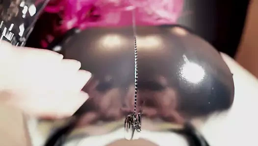 Lateksli amatör kızıl saçlı orta yaşlı seksi kadın domalarak sikiliyor ve lateks üzerinde büyük boşalma - bakış açısı