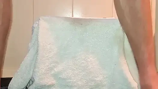 Yalnız eşcinsel anal oyun - büyük dildo ve işeme orgazmı