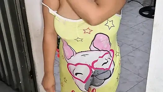 Temizlikçi kız horoz emmeye ve süt dolu büyük göğüslerini göstermeye hazır