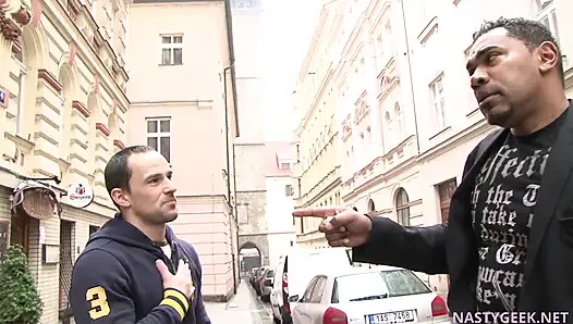 Karımı sikmek mi yoksa yarağımı mı istiyorsun?