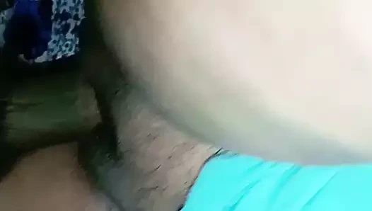 Hintli kadın yarak emmenin tadını çıkarıyor ve birlikte sikişiyor