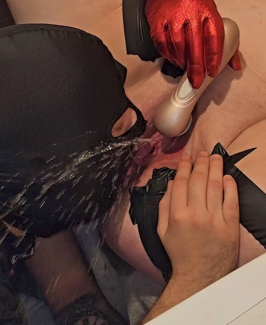 Ona şişman amcığımı yalamasını emrettim. Boşalıyor ve ağzına işiyorum