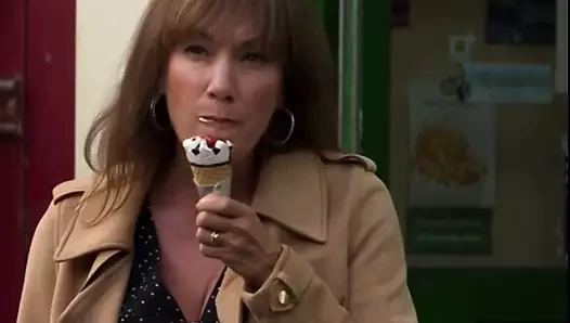 Seksi milf emme üzerinde krem