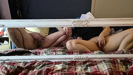 Aynanın önünde birlikte mastürbasyon yapıyor