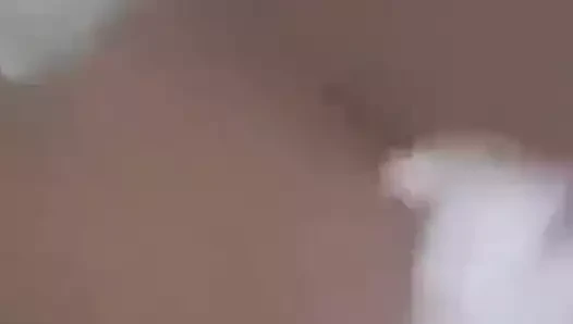 S-o ajute cineva. Ii intra inghetata in pasarica