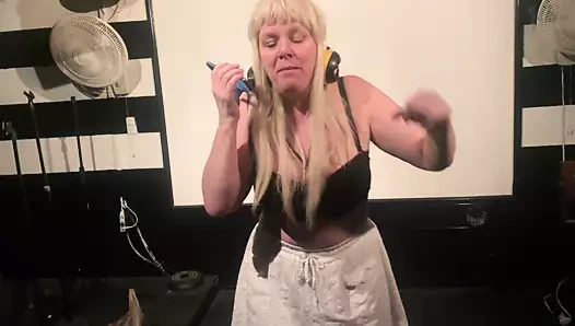 Seksi sarışın sumdays şarkı söylüyor