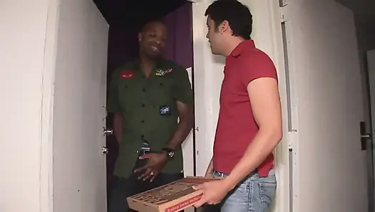 Beyaz bir adam için büyük bir siyah yarak