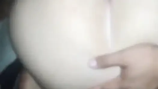 Emmeye başladım ve domalarak sikilmeyi bitirdim, göte boşalma