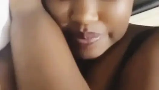 Şişman zenci kızın büyük şişman bir amcığı var ve mastürbasyon yapıyor