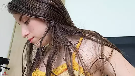 Üvey kardeşime tırnaklarıyla yardım ediyorum ve ödül olarak onu becermeme izin veriyor