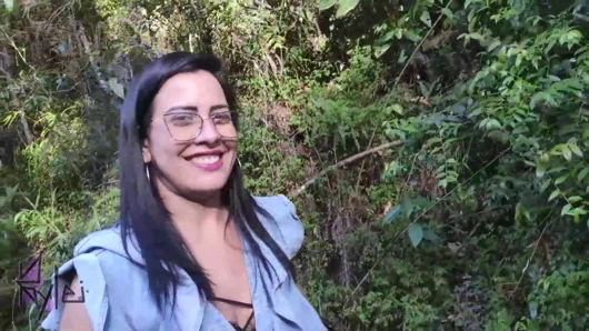 Parkta bir adamla tanıştım ve sonunda onu ormanda emdi ve becerdi!