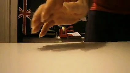 Uzun tırnaklara dokunarak