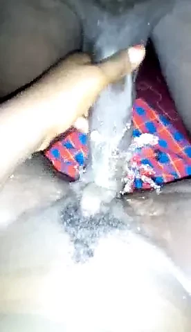 Dik siyah kadın masif fışkırtma üzerinde bir uzun siyah çük