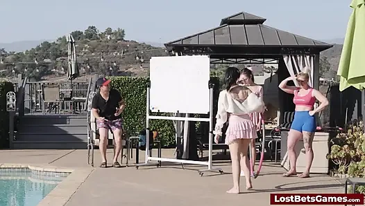 Şınavlar bu vahşi striptiz oyununda güçlerini test ediyor