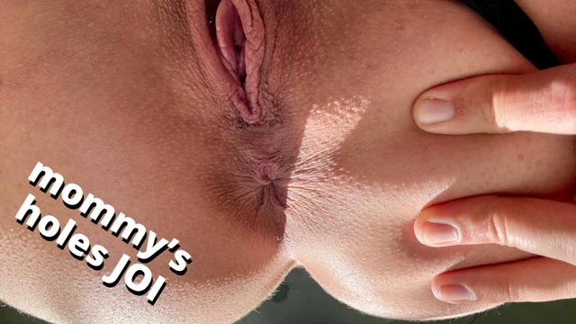 сосет очко мамочки и выпьет ее золотой нектар в заднице от первого лица