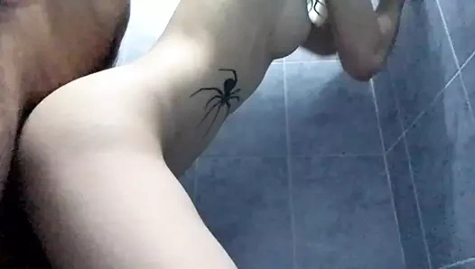 Karımla duşta lezzetli seks