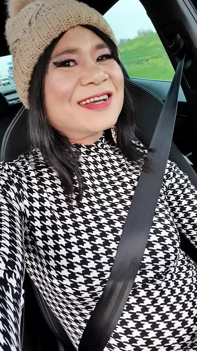 Küçük kadın kılıklı arabada