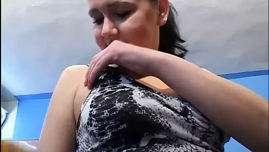 Junges Teen bekommt die Strumpfhose aufgerissen