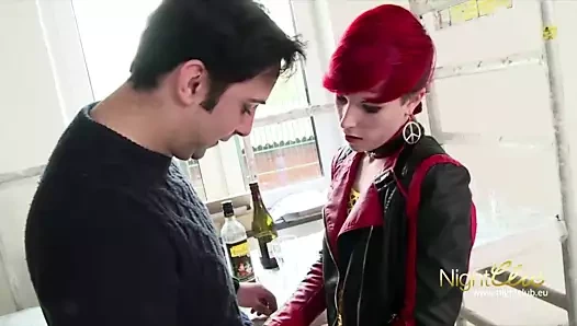 Stiefschwester fickt mit besten Freund des Bruders