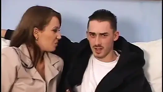 Adam kanepede mükemmel memeli esmeri sikiyor