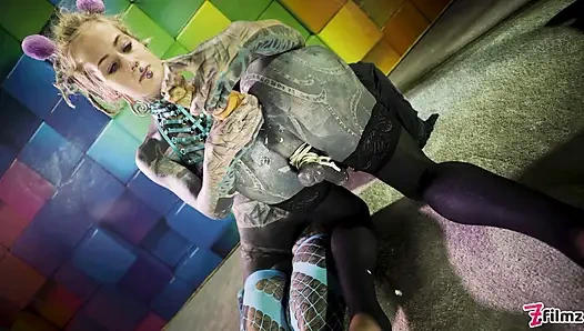 Büyük dövmeli trans Lily Lu anal yumrukla sikiliyor