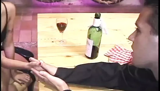 Garson gizlice otel misafirinin bacaklarına dokunuyor