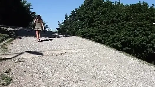 Azgın orta yaşlı seksi kadın açık havada ıslak kanepede sikişiyor