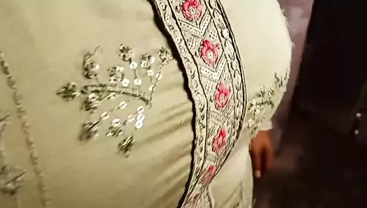 Üvey kız kardeş onu yalnız görmesinde avantaj sağladı ve yarağını emdi ve onunla seks yaptı