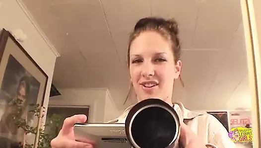 Porno çekiminin ardından bu iki lezbiyen hala azgındı, bu yüzden sahne arkasında sikiştiler