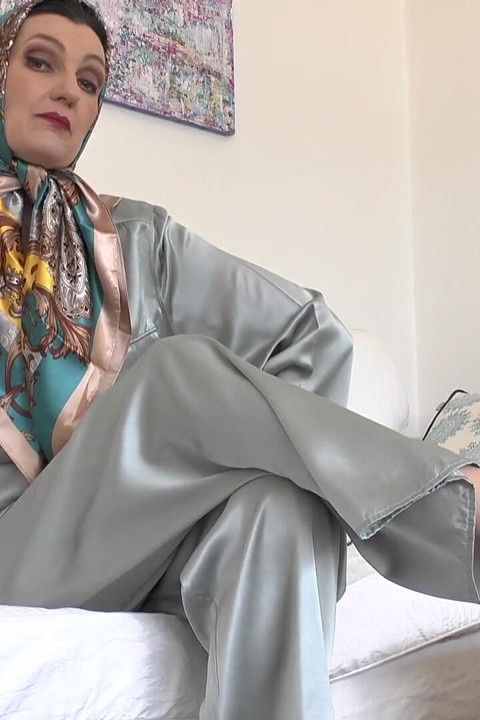 Üvey annenin yeni saten eşarpları seni azdırıyor! Her şey çok güzel parlıyor! Lady Victoria Valente