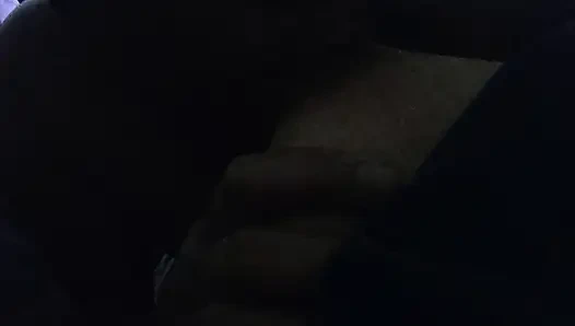 İnsanların karısının göğüslerini emiyor