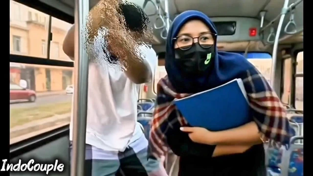 Murid sekolah murid nakal ini muasin dirinya sendirian di dalam bus starnger!