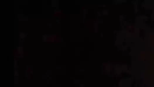 Karım yüksek sesle tatmin oluyor