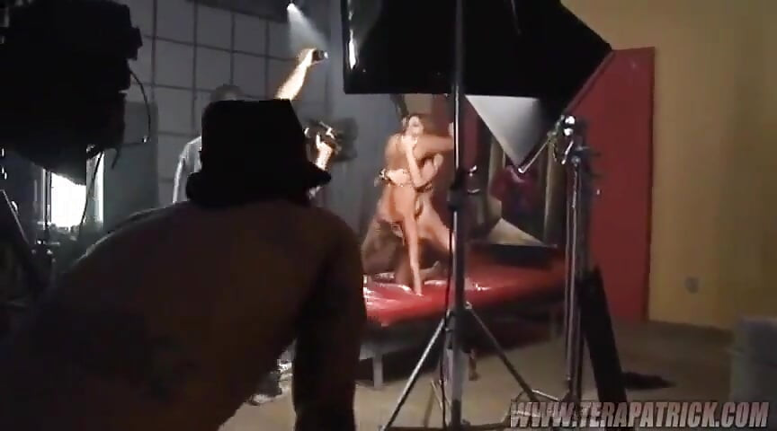 Broken: Sasha Grey, Jenna Haze, Victoria Sin, Kayla Paige, Lisa Daniels, Tommy Gunn'ın yer aldığı sahne 2b