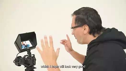 Sırılsıklam ıslak amcık kontrolsüz inleyerek sert sikişiyor