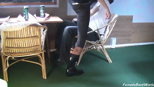 Parlak lastik çizmelere saldırın