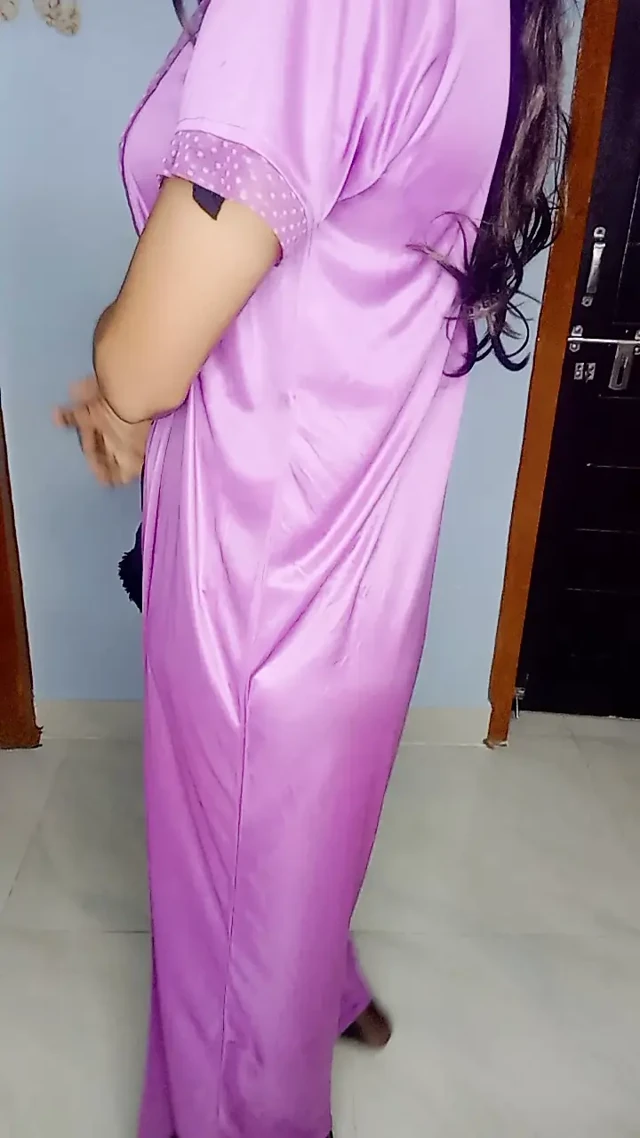 Meri mummy ne kal aisi hi apni chut me vibrator dala tha our do lund ek sath li thi