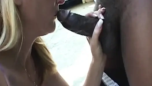 Sarışın orta yaşlı seksi kadın gırtlağına kadar alıyor zonklayan büyük zenci yarağı açık havada çılgınca salya akıtıyor