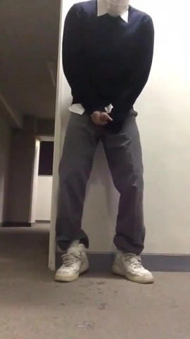 Str8 adam koridorda boşalıyor