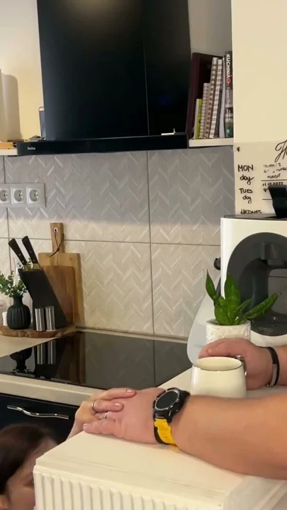 Amatör karısının kahvesi için kremaya ihtiyacı vardı, bu yüzden kocasını sağdı! | Klip 3
