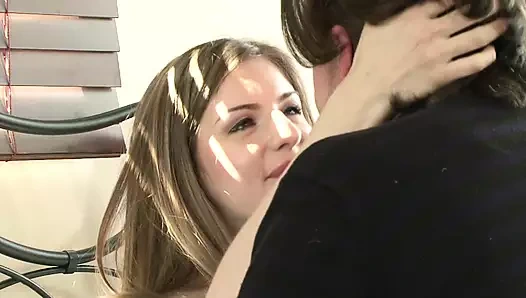 Çarpıcı Stella Cox Luke Hotrod tarafından püskürtülür