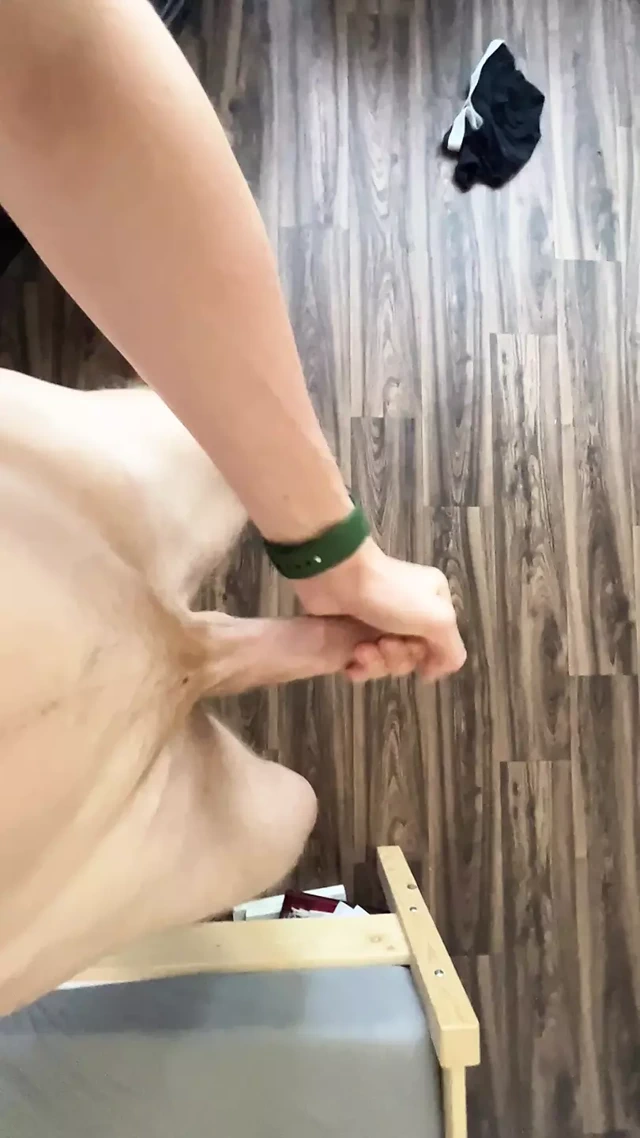 Sıska ateşli abs twink. İnleme, mastürbasyon, bir sürü sperm ve sperm