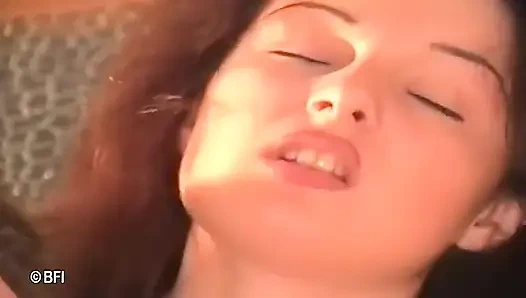 Seksi esmer hatun bacaklarını açıyor ve amını siktiriyor